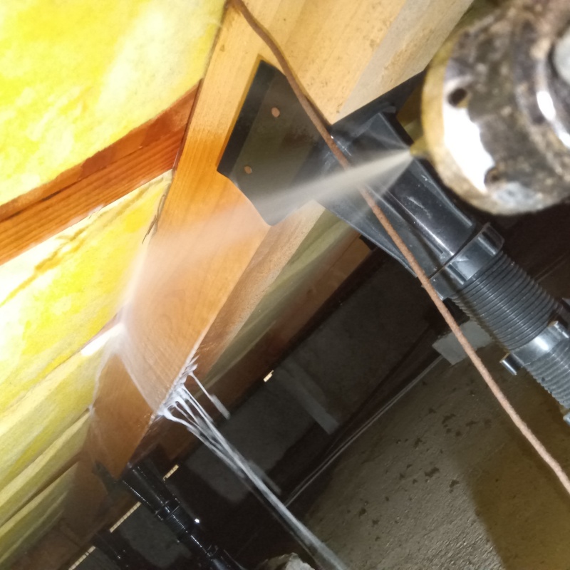 床下木材にシロアリ駆除剤を散布