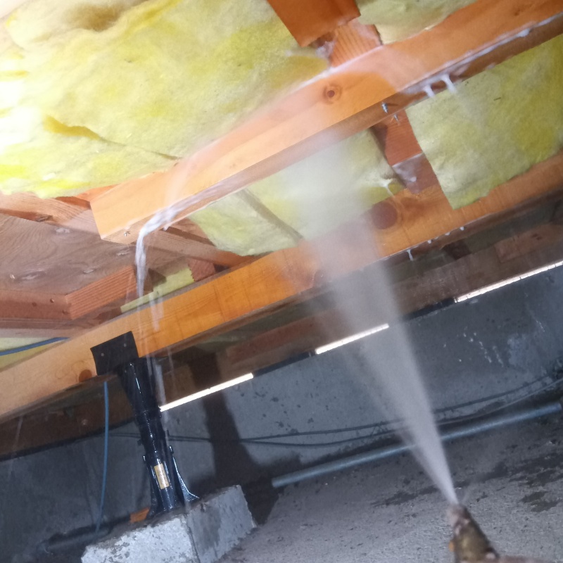 床下断熱材にシロアリ駆除剤を散布