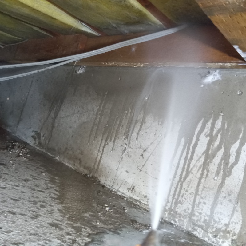 基礎にシロアリ駆除剤を散布