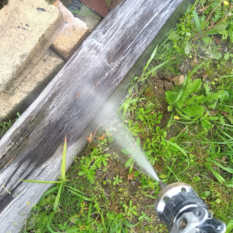 建物外周の土壌にシロアリ駆除剤を散布