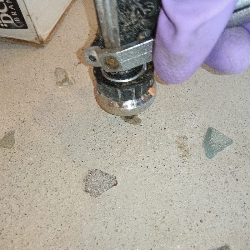 コンクリートに穴を開けてシロアリ駆除剤を注入