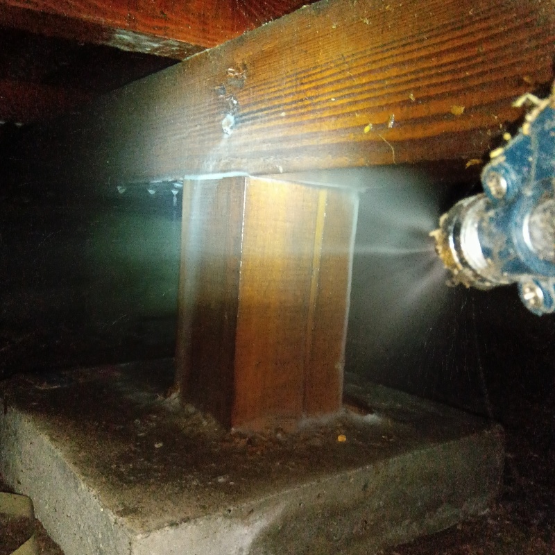 床下木材にシロアリ駆除剤を散布