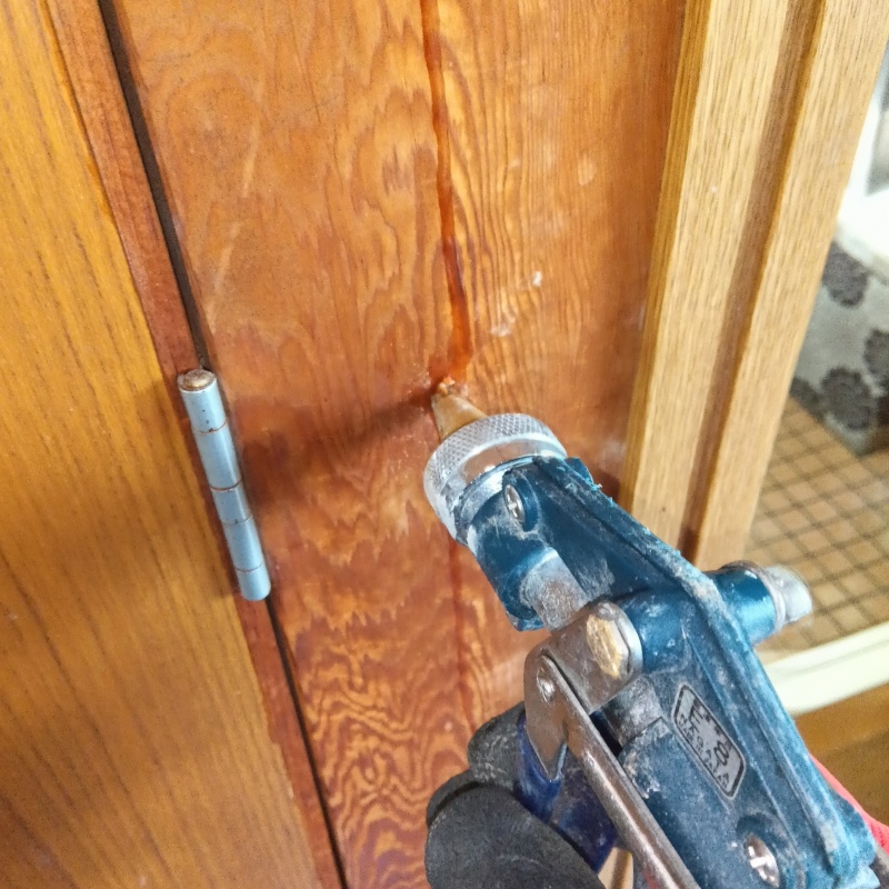 壁材に穴を開けてシロアリ駆除剤を注入