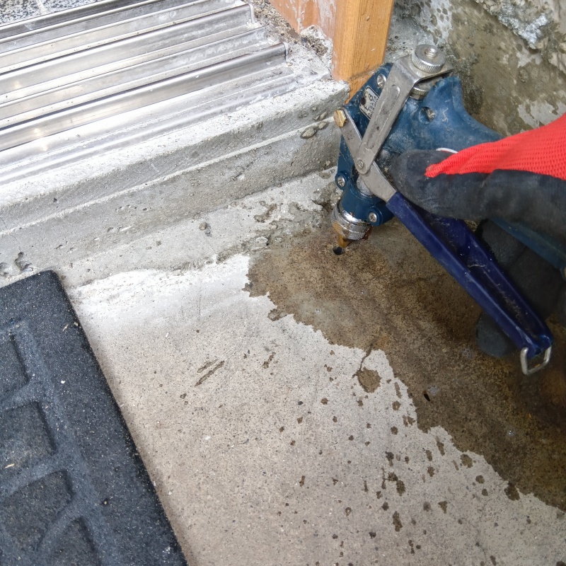 コンクリートに穴を開けてシロアリ駆除剤を注入