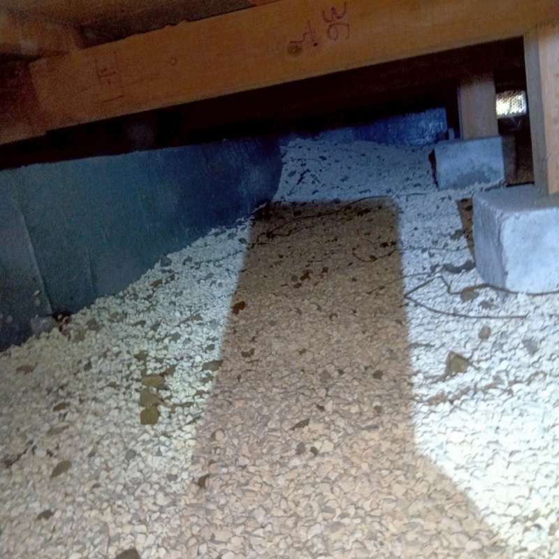 床下に調湿材を敷いている様子