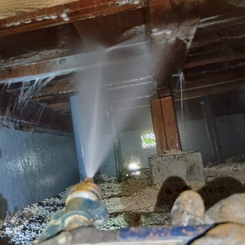 床下木材にシロアリ駆除剤を散布