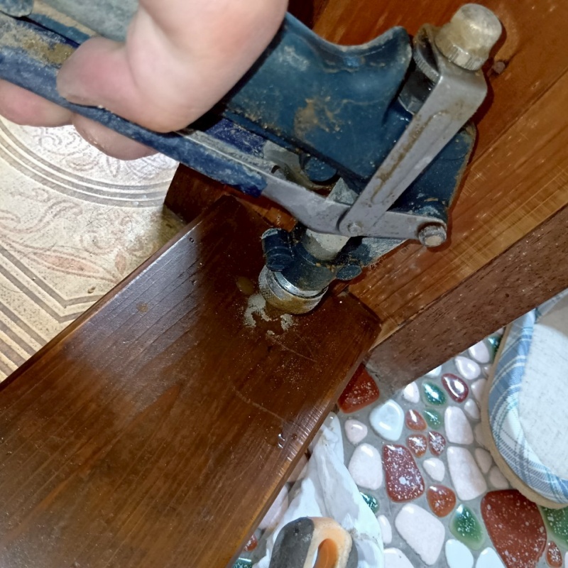 床材に穴を開けてシロアリ駆除剤を注入