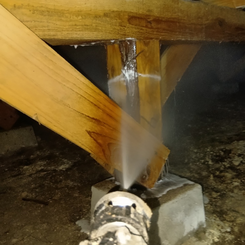 床下木材にシロアリ駆除剤を散布