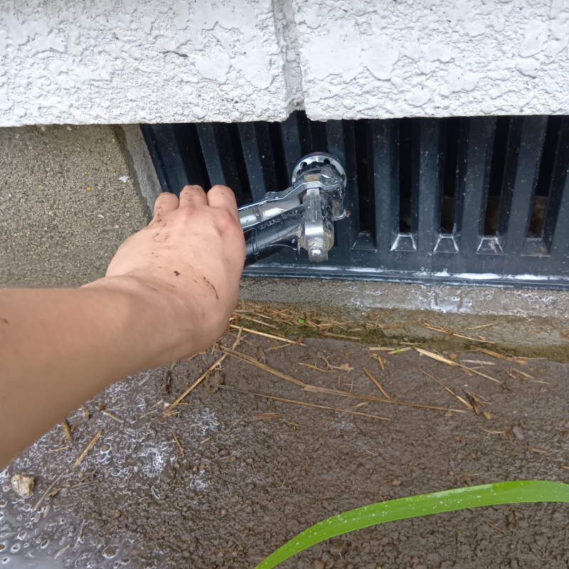 床下換気口まわりの地面にシロアリ駆除剤を散布