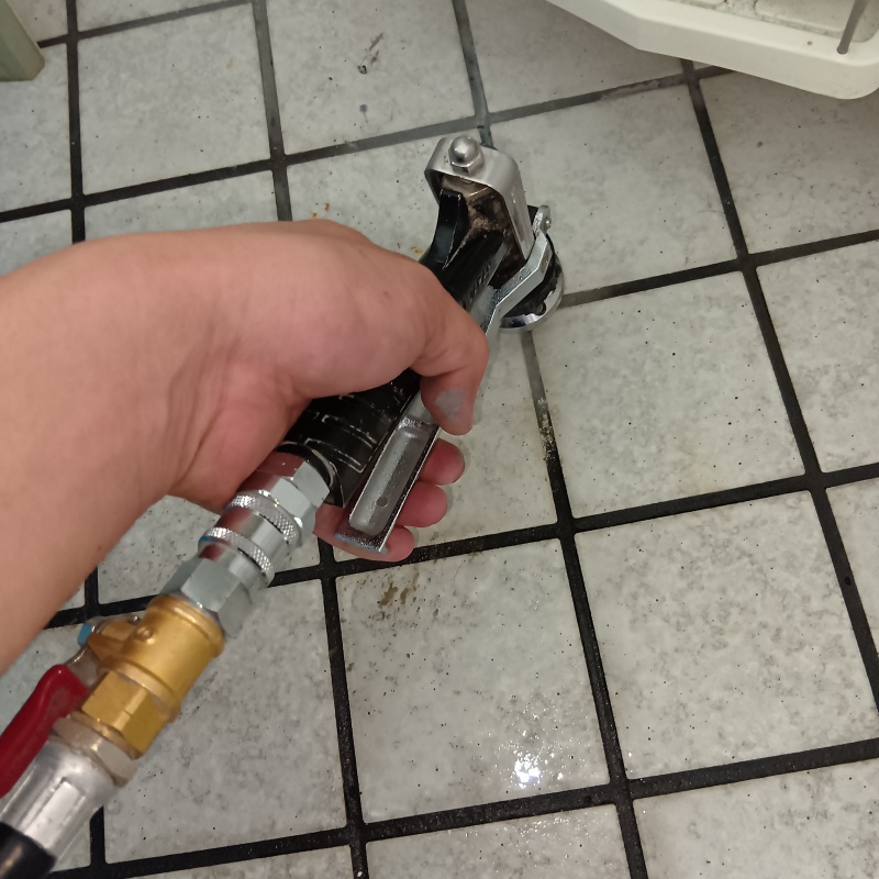 玄関床の目地からシロアリ駆除剤を注入