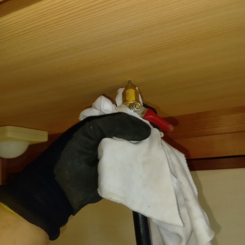 天井に穴を開けてシロアリ駆除剤を注入