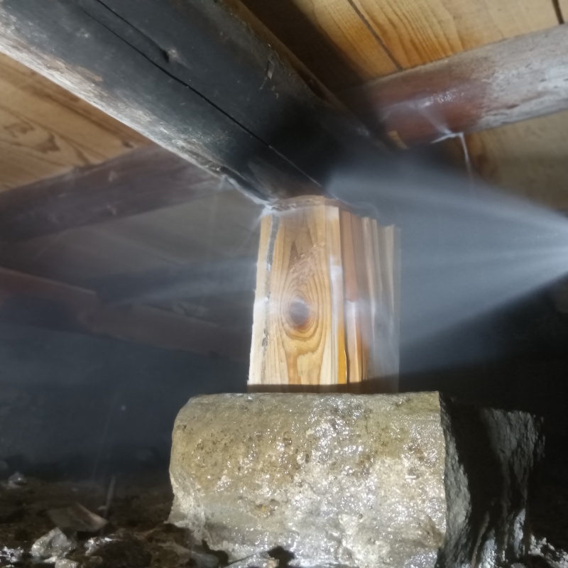 床下木材にシロアリ駆除剤を散布