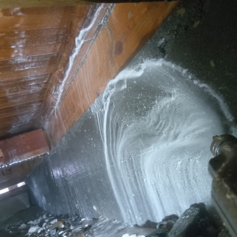 基礎にシロアリ駆除剤を散布