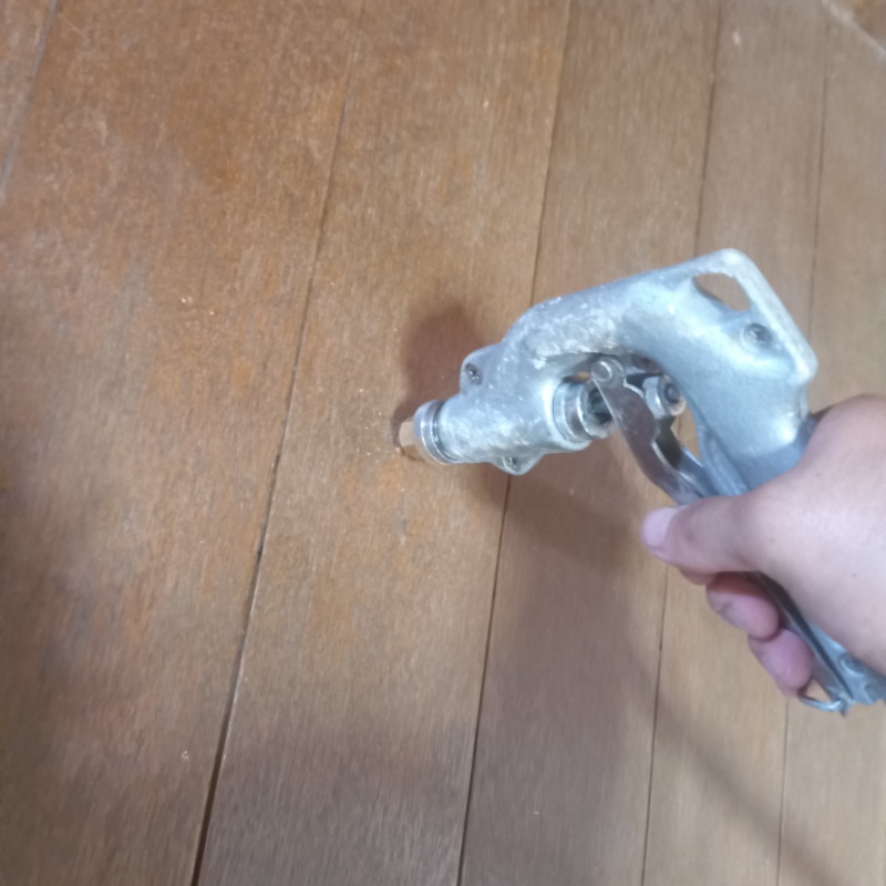 フローリングに穴を開けてシロアリ駆除剤を注入