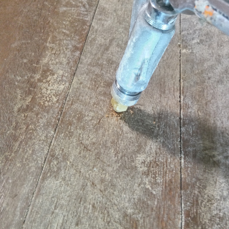 フローリングに穴を開けてシロアリ駆除剤を注入