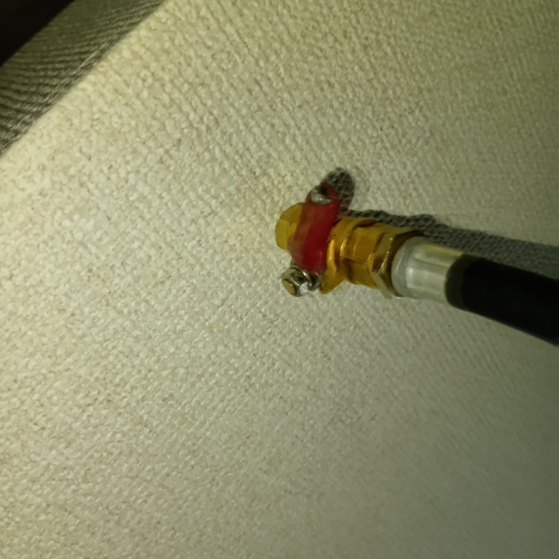 壁材に穴を開けてシロアリ駆除剤を注入