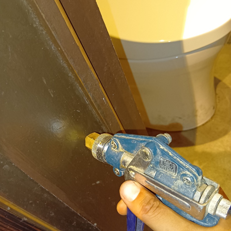 壁内部に直接シロアリ駆除剤を注入