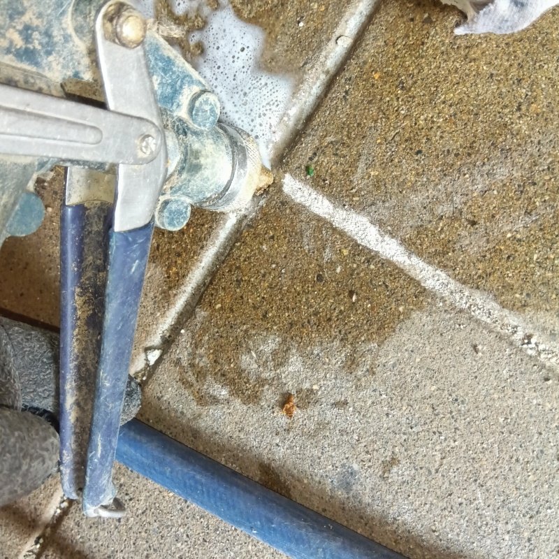 玄関床の目地からシロアリ駆除剤を注入