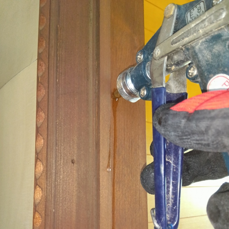 壁材に穴を開けてシロアリ駆除剤を注入