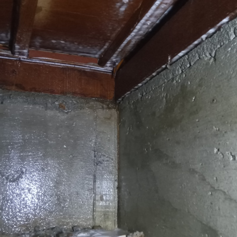 基礎にシロアリ駆除剤を散布した様子