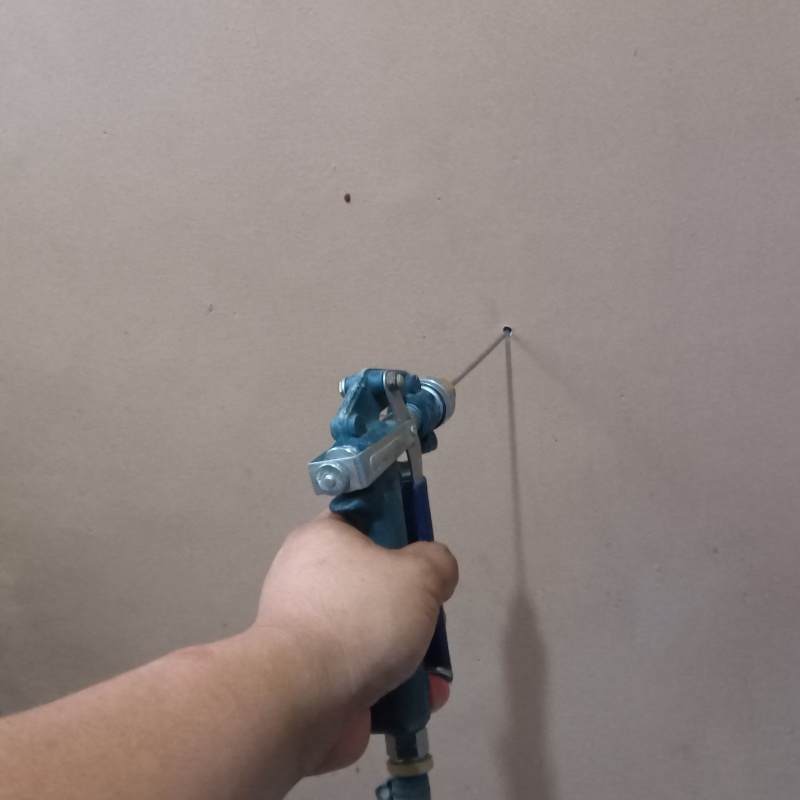 壁材に穴を開けてシロアリ駆除剤を注入