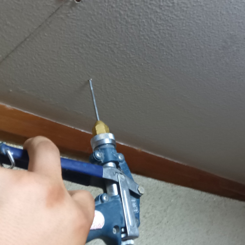 天井に穴を開けてシロアリ駆除剤を注入