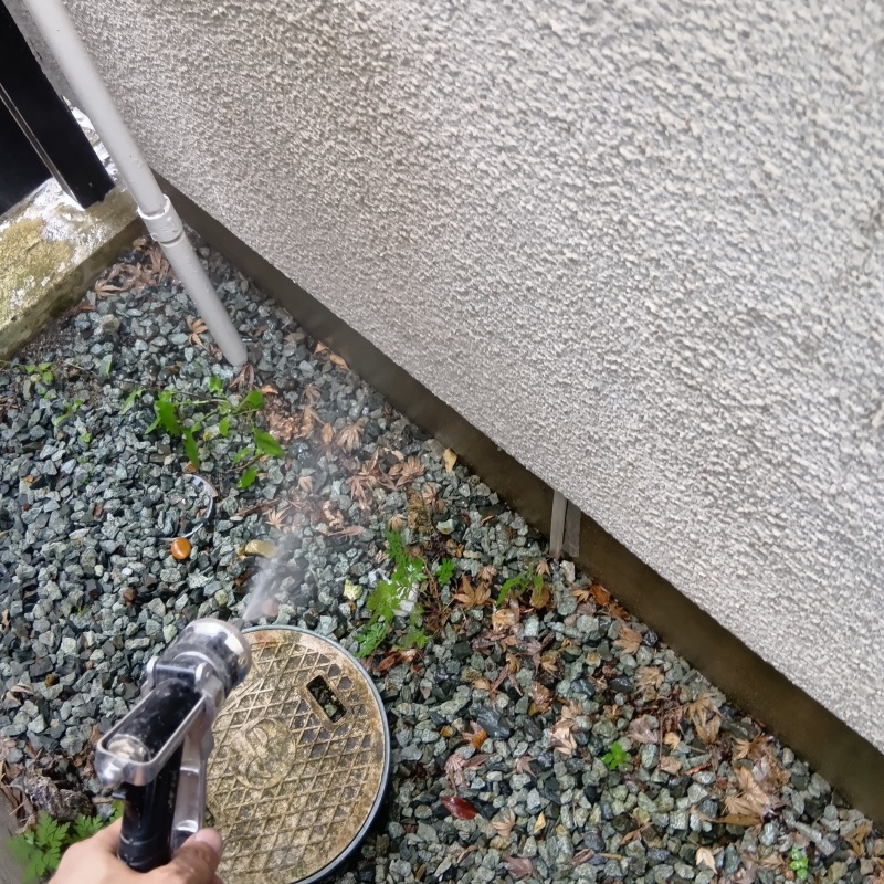 建物外周の土壌にシロアリ駆除剤を散布