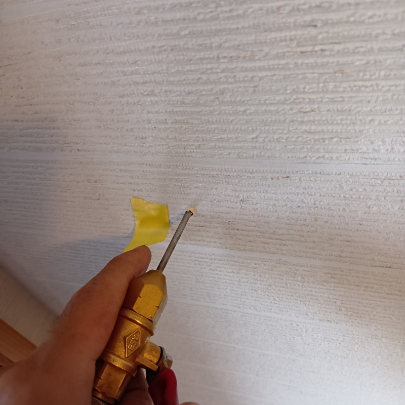 壁材に穴を開けてシロアリ駆除剤を注入