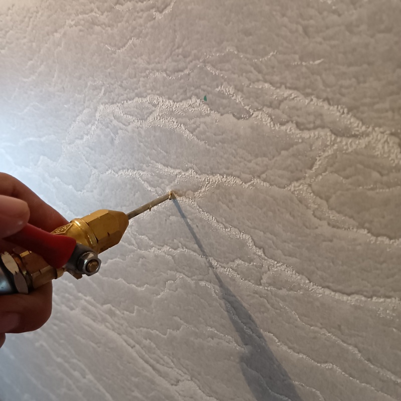 壁内部に直接シロアリ駆除剤を注入