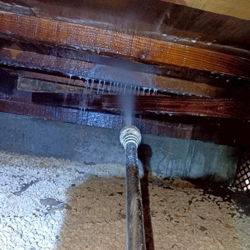 床下木材にシロアリ駆除剤を散布