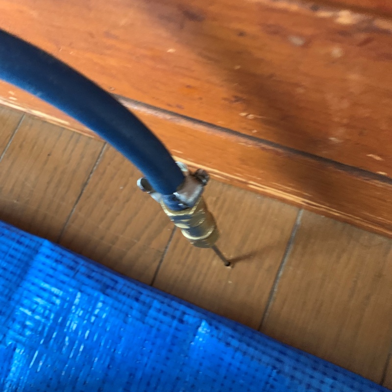 フローリングに穴を開けてシロアリ駆除剤を注入