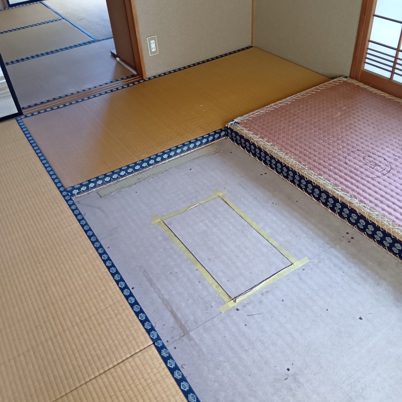 畳裏に点検口を作成している様子