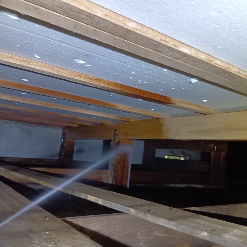 床下木材にシロアリ駆除剤を散布