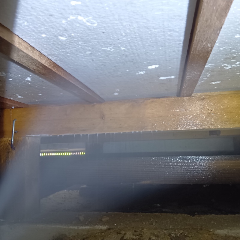 床下断熱材にシロアリ駆除剤を散布