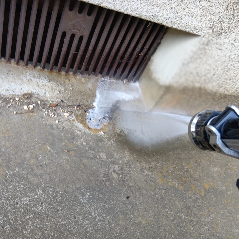 基礎まわりにシロアリ駆除剤を散布