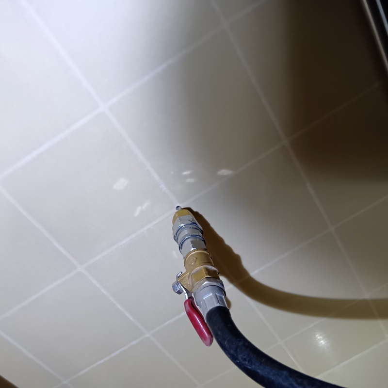 浴室壁の目地からシロアリ駆除剤を注入