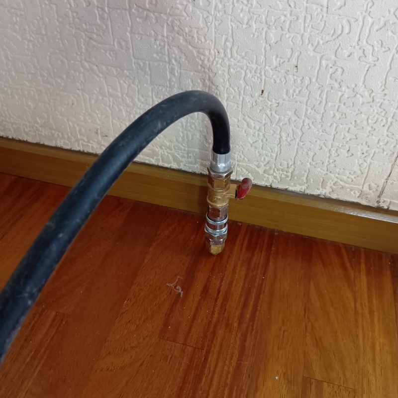 フローリングに穴を開けてシロアリ駆除剤を注入