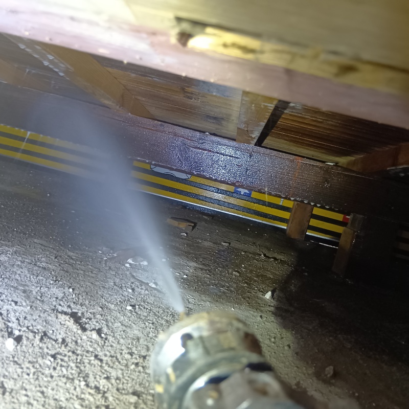 床下木材にシロアリ駆除剤を散布