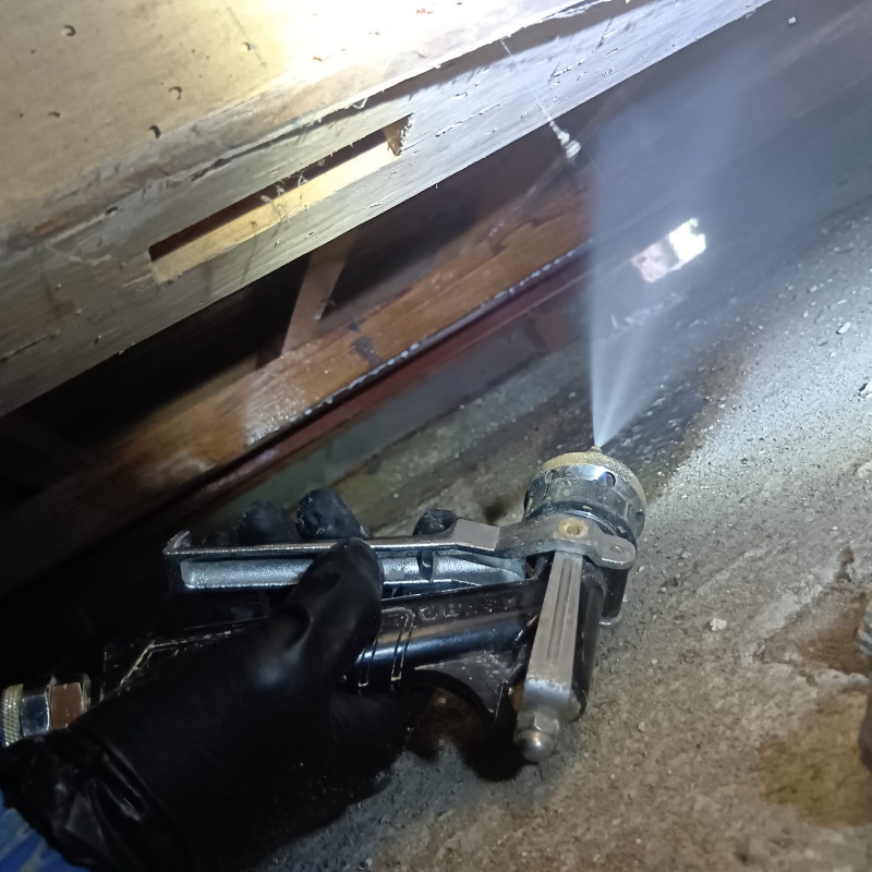 床下木材にシロアリ駆除剤を散布