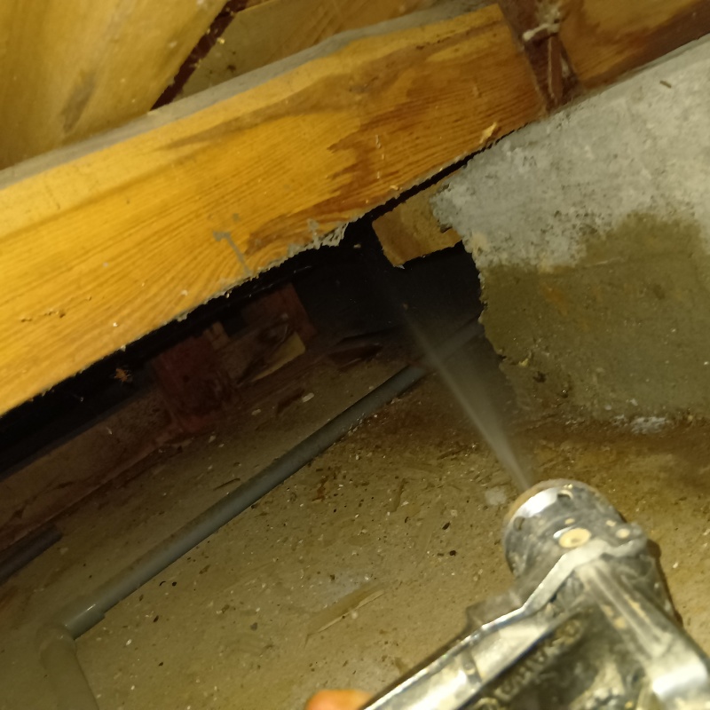 地面にシロアリ駆除剤を散布