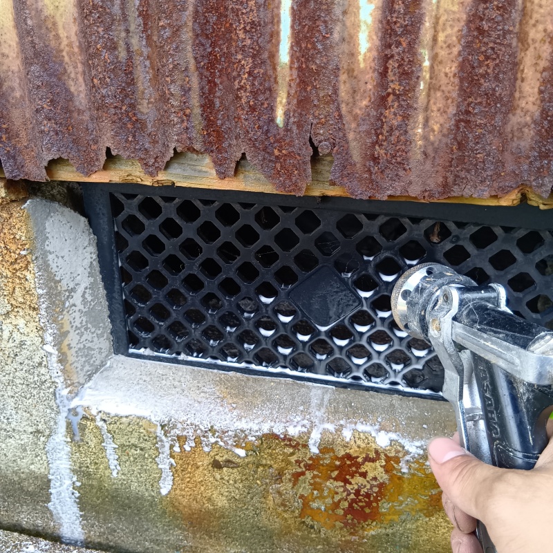 床下換気口まわりの地面にシロアリ駆除剤を散布