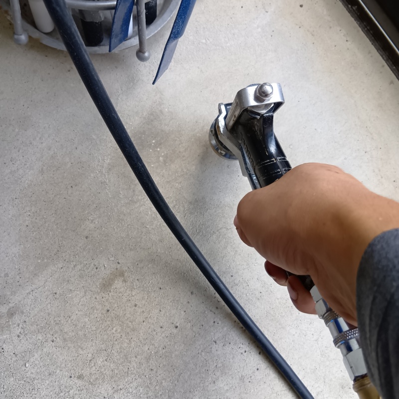 コンクリートに穴を開けてシロアリ駆除剤を注入