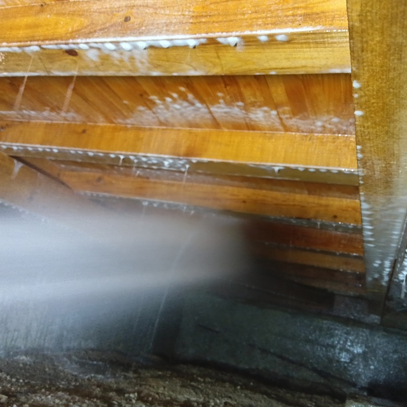 床下木材にシロアリ駆除剤を散布
