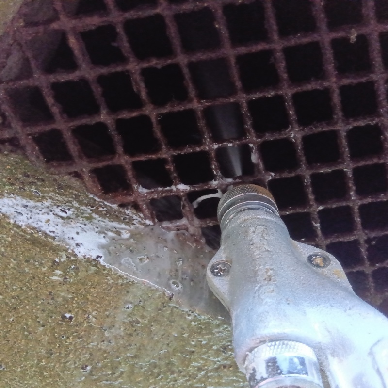 床下換気口まわりの地面にシロアリ駆除剤を散布