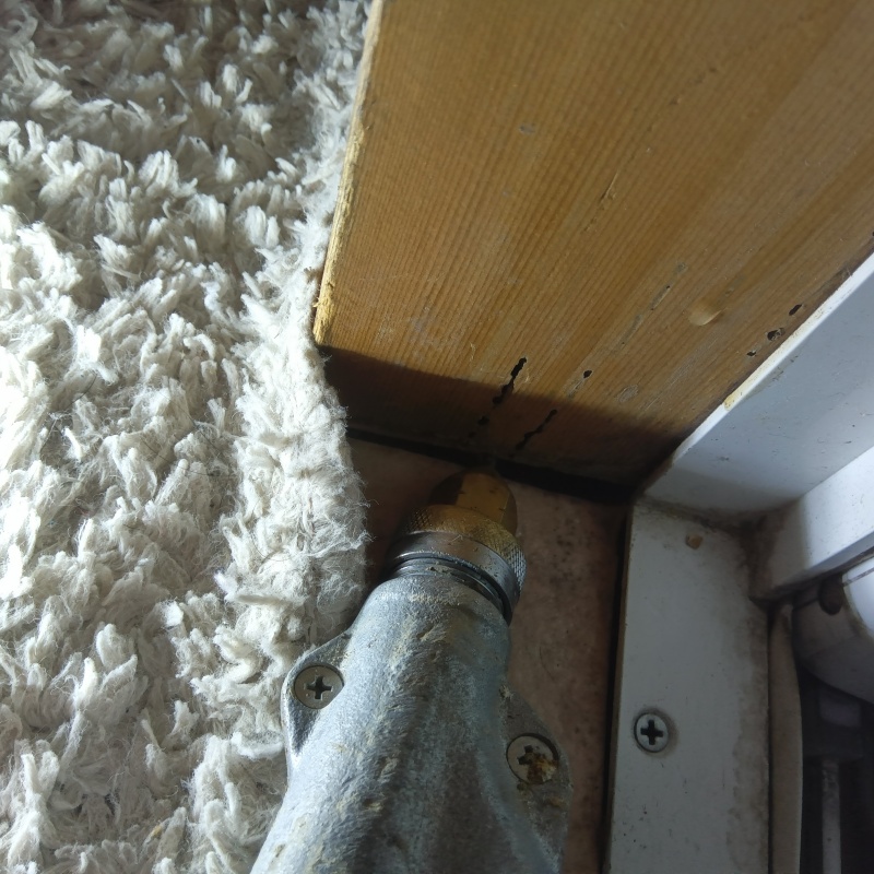 壁材に穴を開けてシロアリ駆除剤を注入