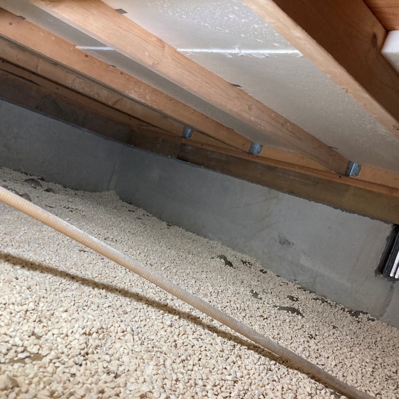 床下に調湿材を敷いている様子