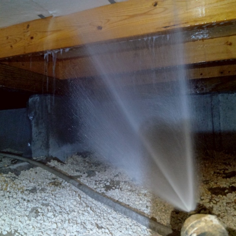 床下木材に防蟻剤を散布