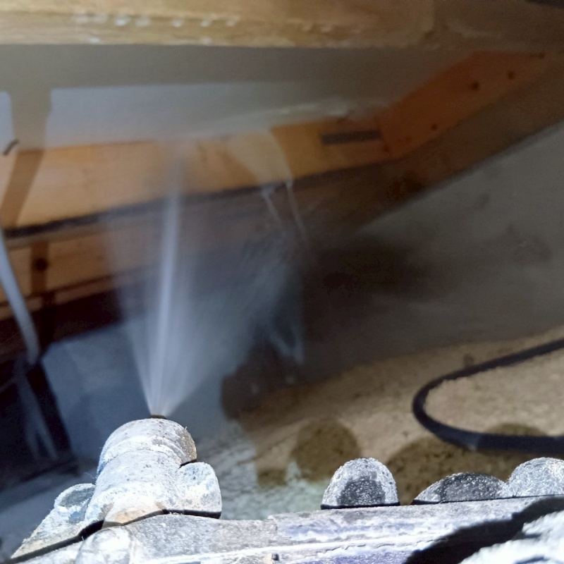 床下断熱材に防蟻剤を散布