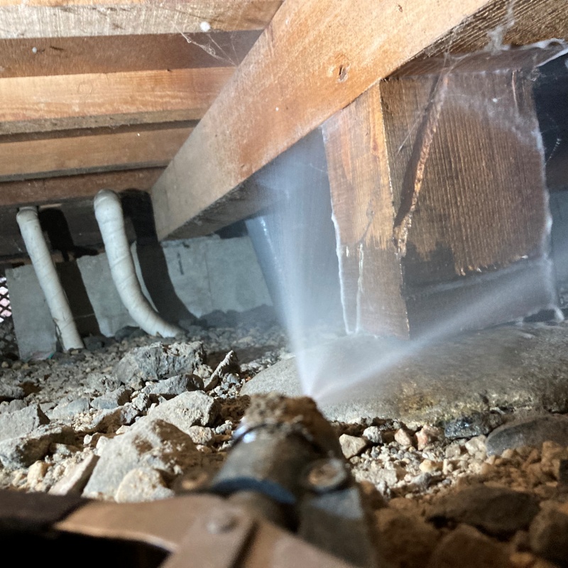 床下木材にシロアリ駆除剤を散布