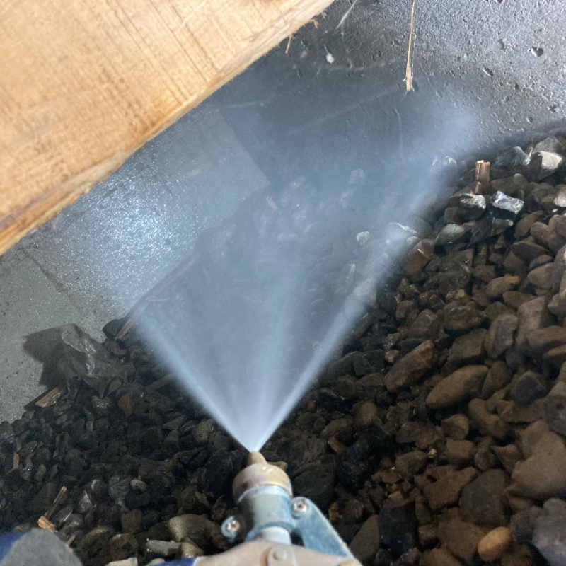 地面・基礎にシロアリ駆除剤を散布